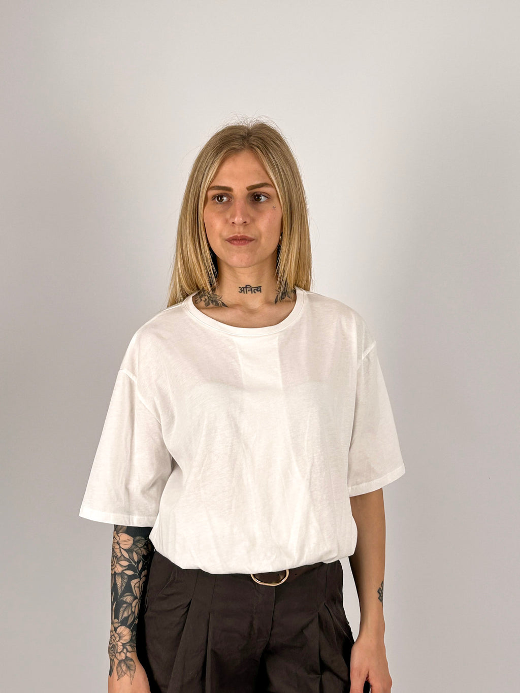 T-shirt donna bianco in cotone con vestibilità morbida e spalla scesa - vista frontale