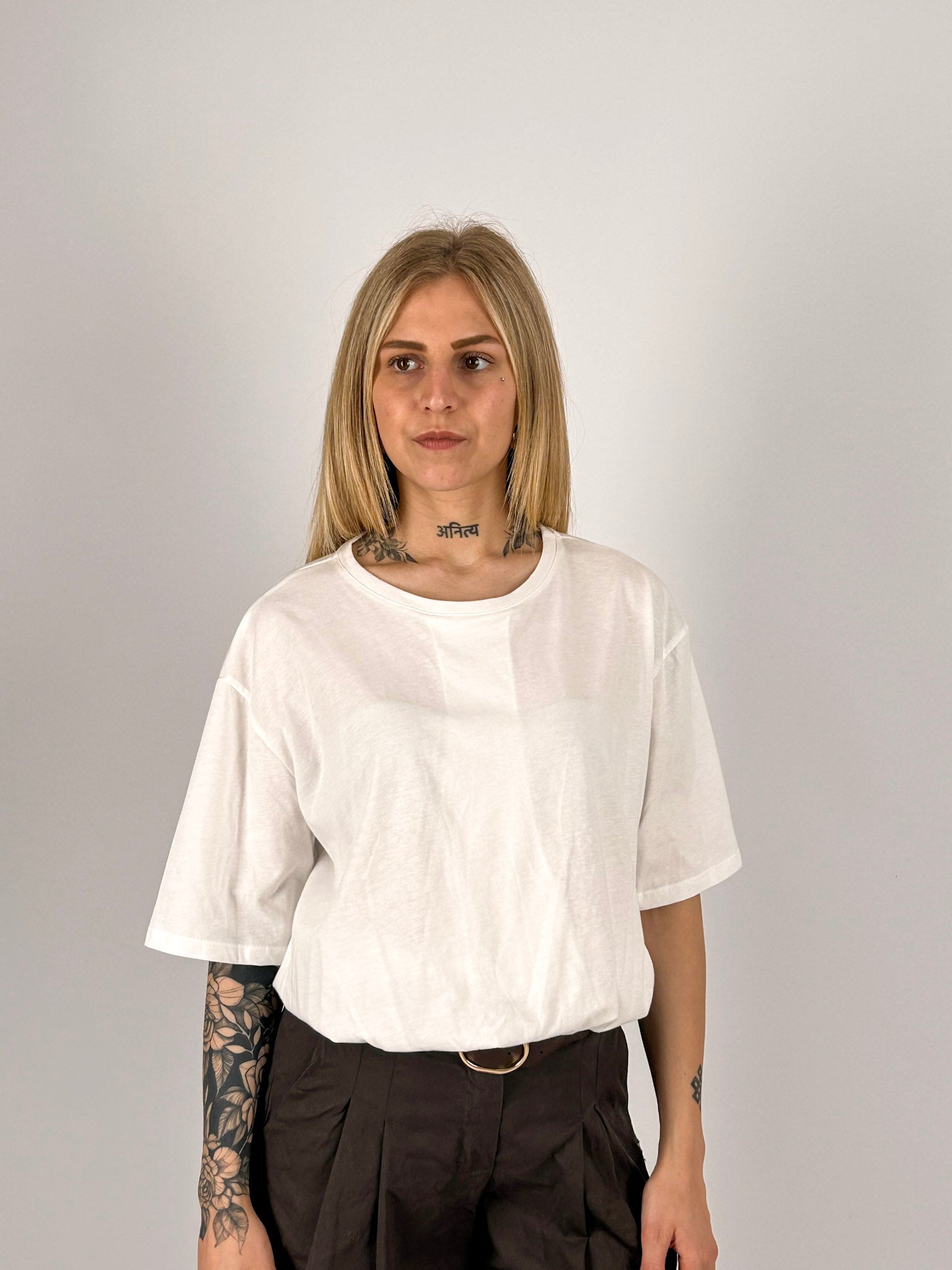 T-shirt donna bianco in cotone con vestibilità morbida e spalla scesa - vista frontale