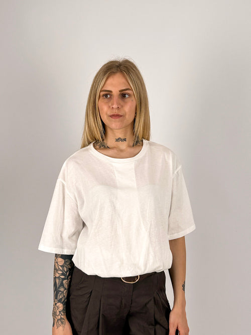 T-shirt donna bianco in cotone con vestibilità morbida e spalla scesa - vista frontale