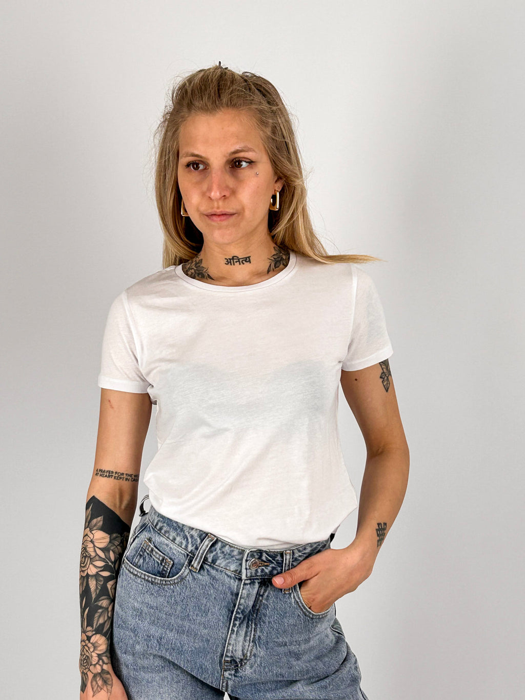 t-shirt basic Bianco hangard lab cotone organico - portata dentro