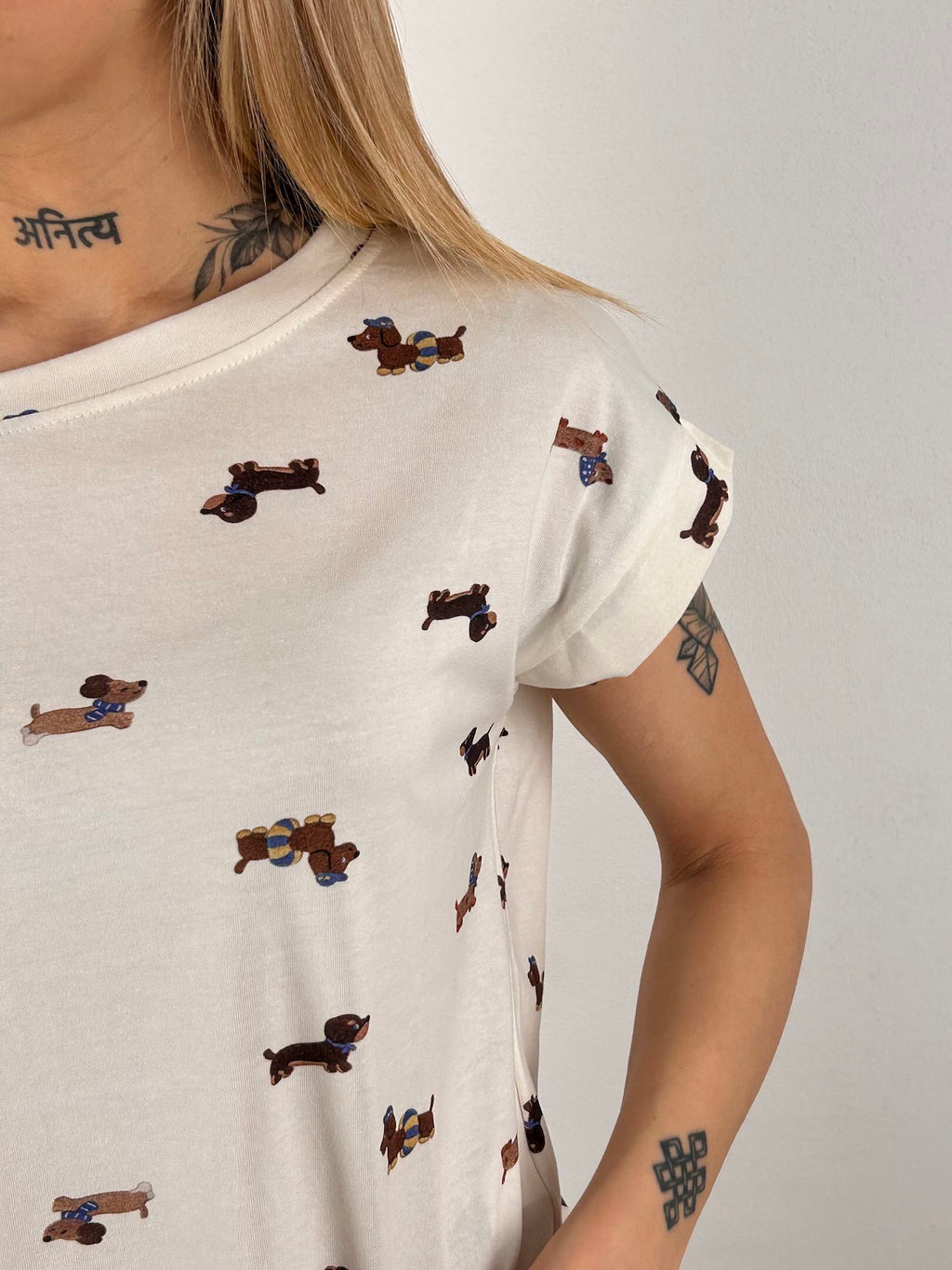 T-shirt Bassotti Fun – t-shirt donna con stampa bassotti divertente, stile casual fun.dettaglio