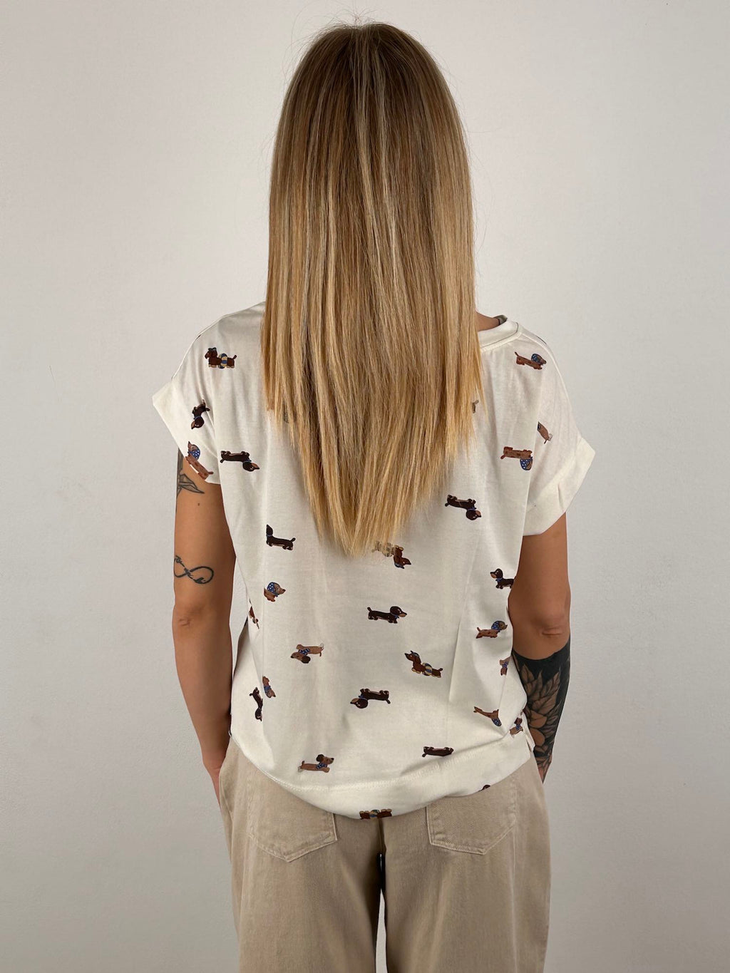 T-shirt Bassotti Fun – t-shirt donna con stampa bassotti divertente, stile casual fun.vista retro