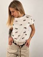 T-shirt Bassotti Fun – t-shirt donna con stampa bassotti divertente, stile casual fun.vista frontale