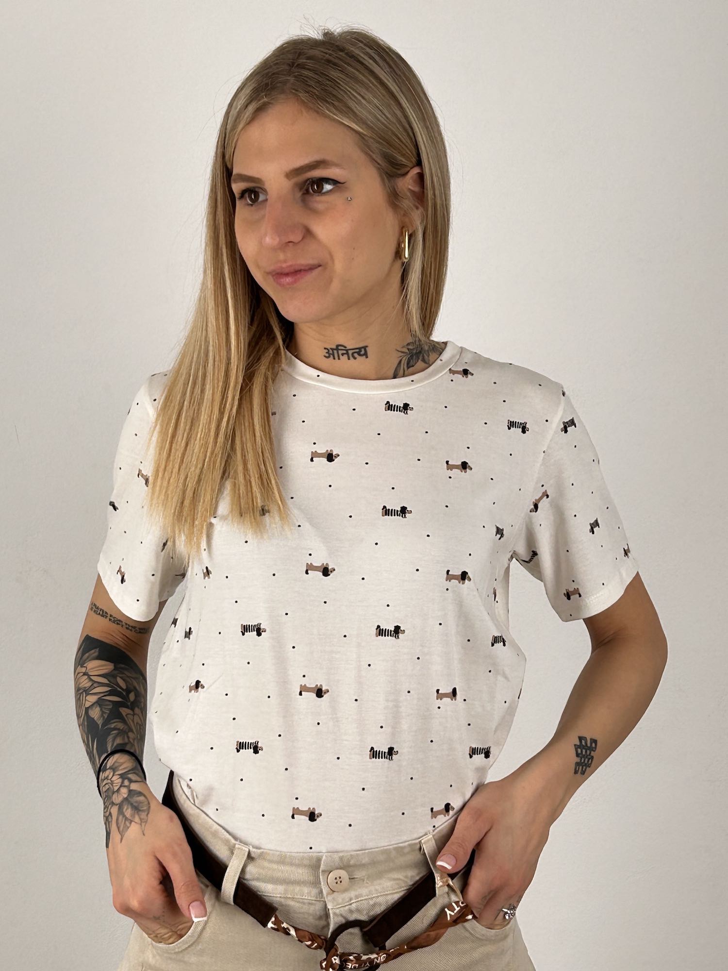  T-shirt Mini Bassotti – t-shirt donna con stampa bassotti mini, stile casual fun irresistibile.vista frontale

