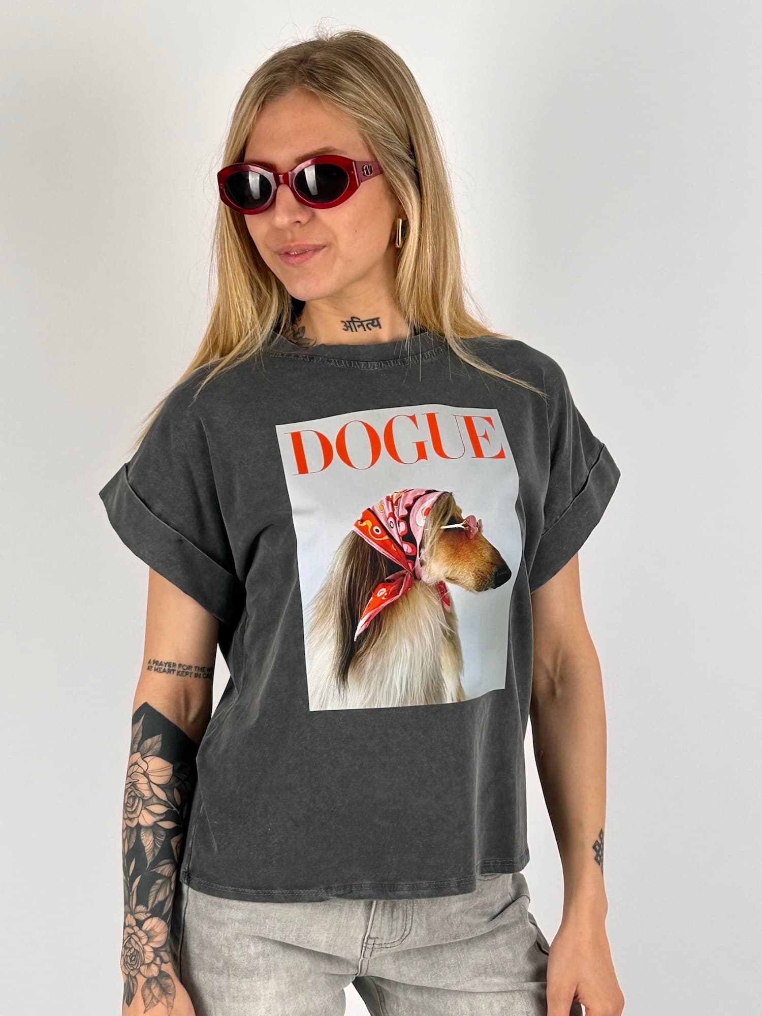 T-shirt in cotone grigio con stampa cane - vista frontale 