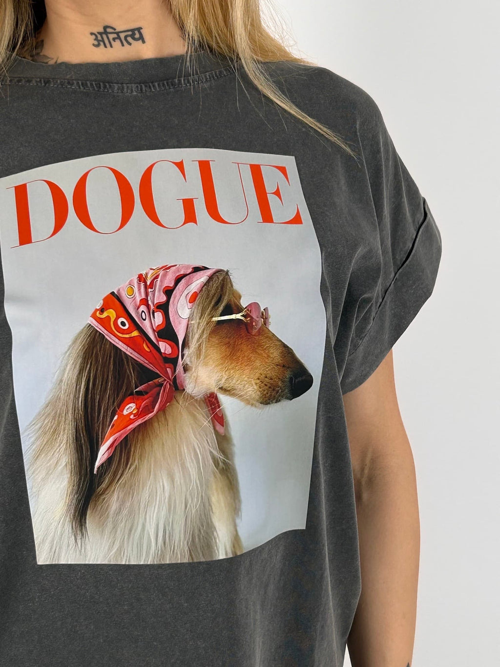 T-shirt in cotone grigio con stampa cane  - dettaglio stampa 