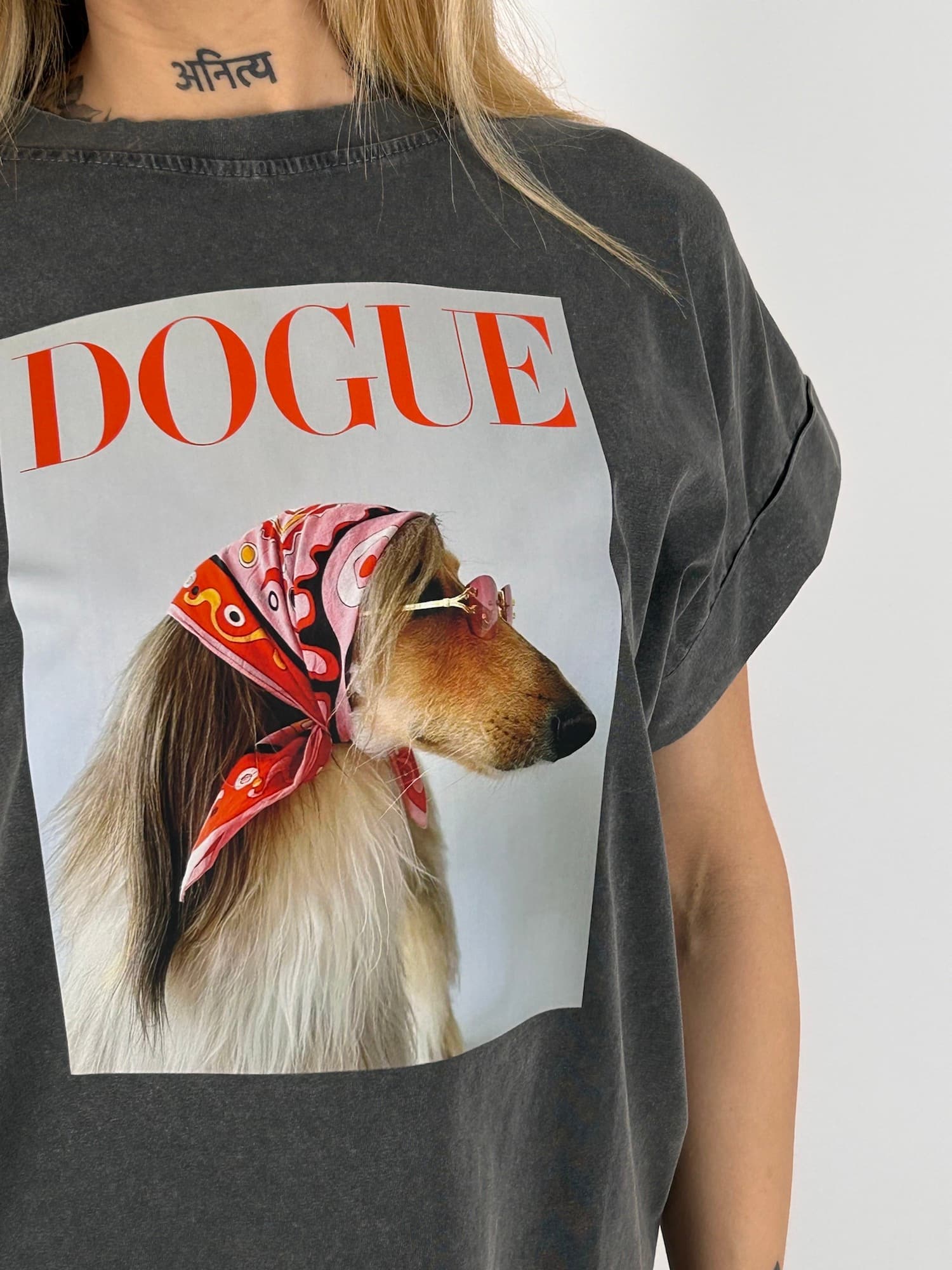 T-shirt in cotone grigio con stampa cane  - dettaglio stampa 