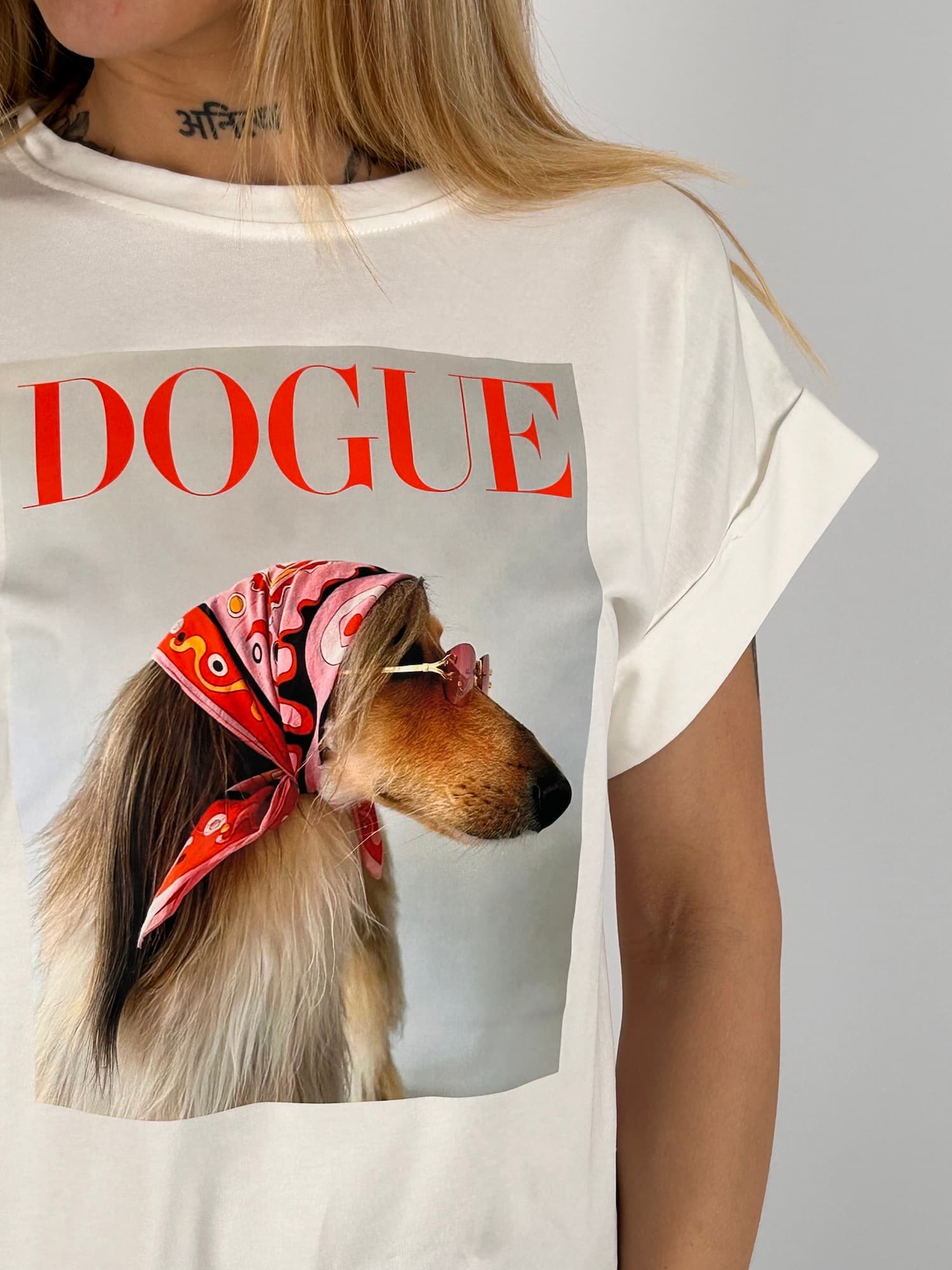 T-shirt in cotone bianco - vista dettaglio con stampa cane 