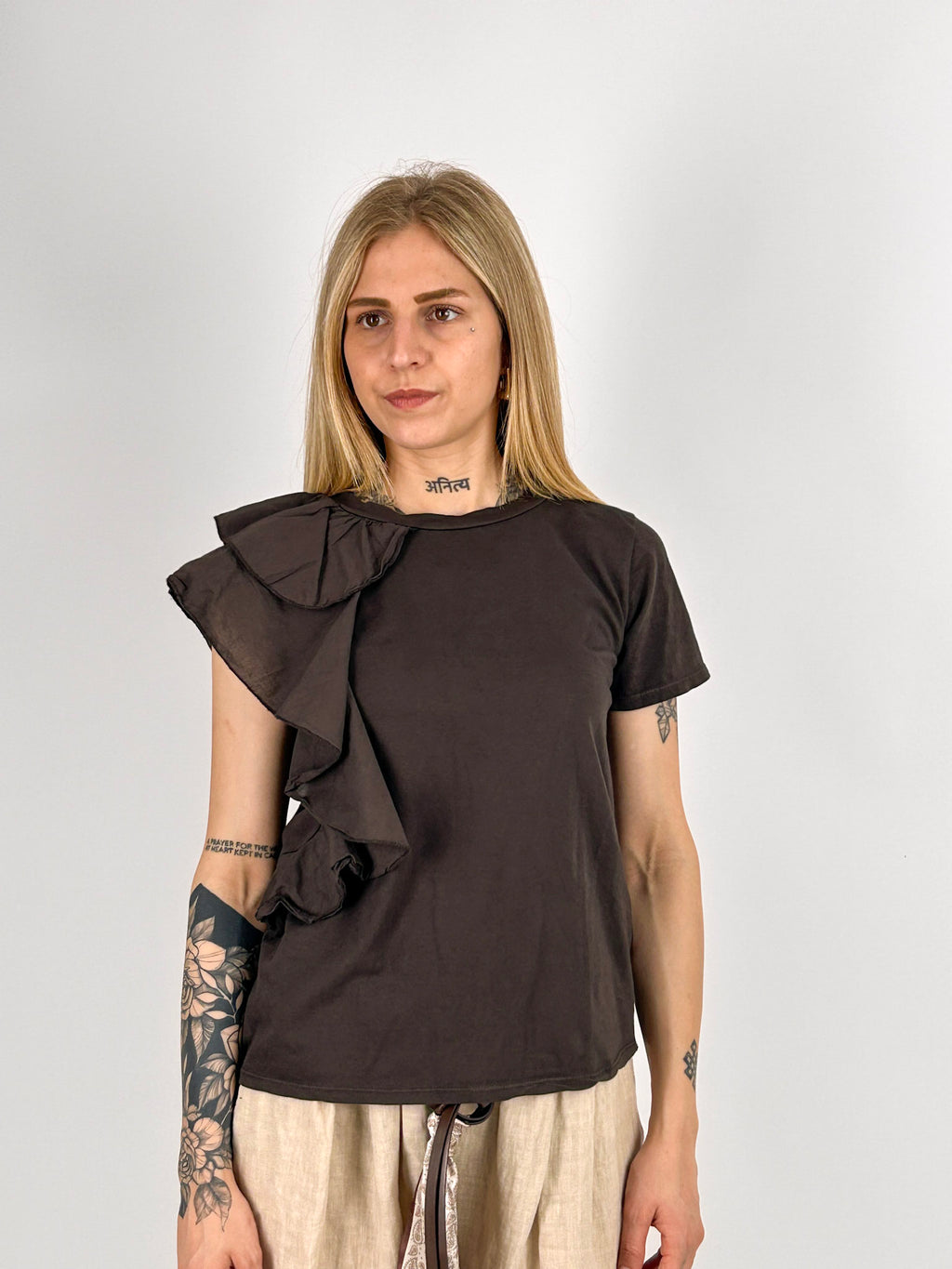 T-shirt donna marrone con dettaglio volant laterale - portata fuori