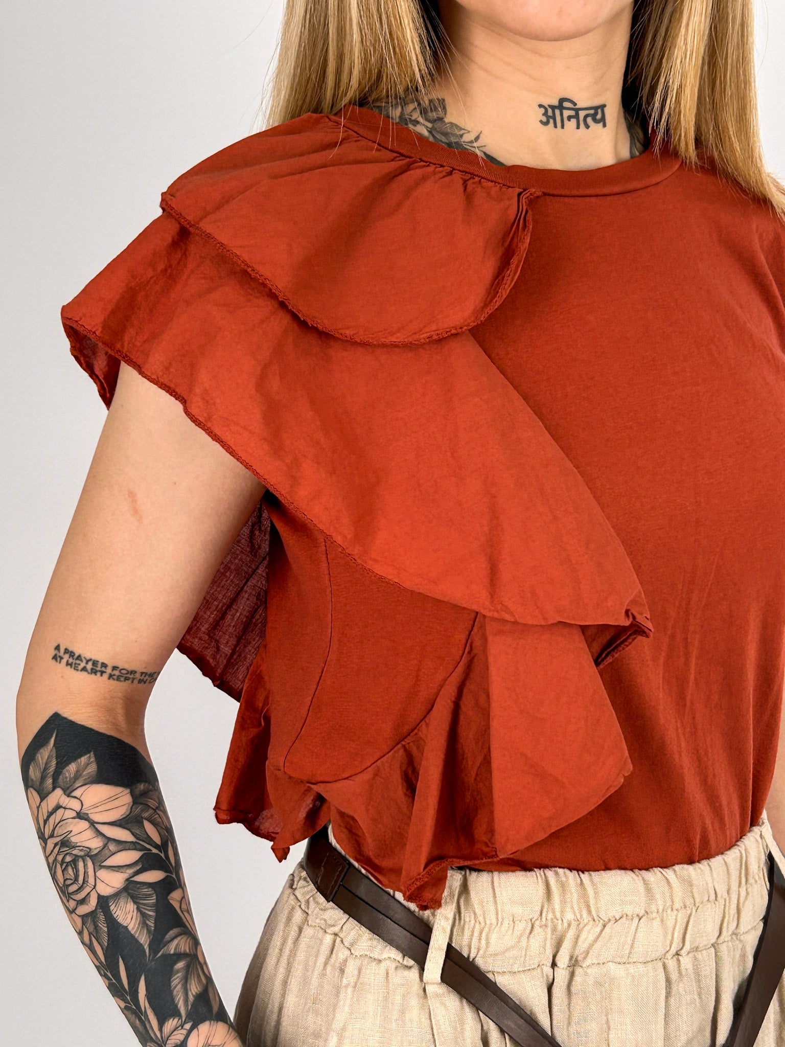 T-shirt donna ocra con dettaglio volant laterale - vista dettaglio