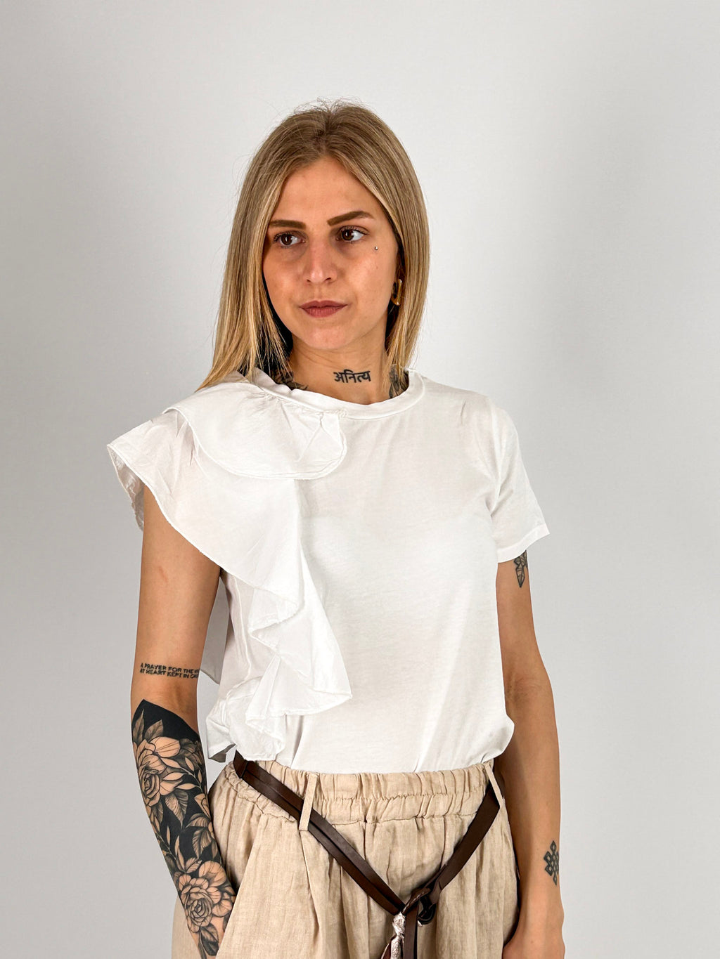 T-shirt donna bianco con dettaglio volant laterale - vista frontale