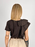 T-shirt donna marrone con dettaglio volant laterale - vista retro