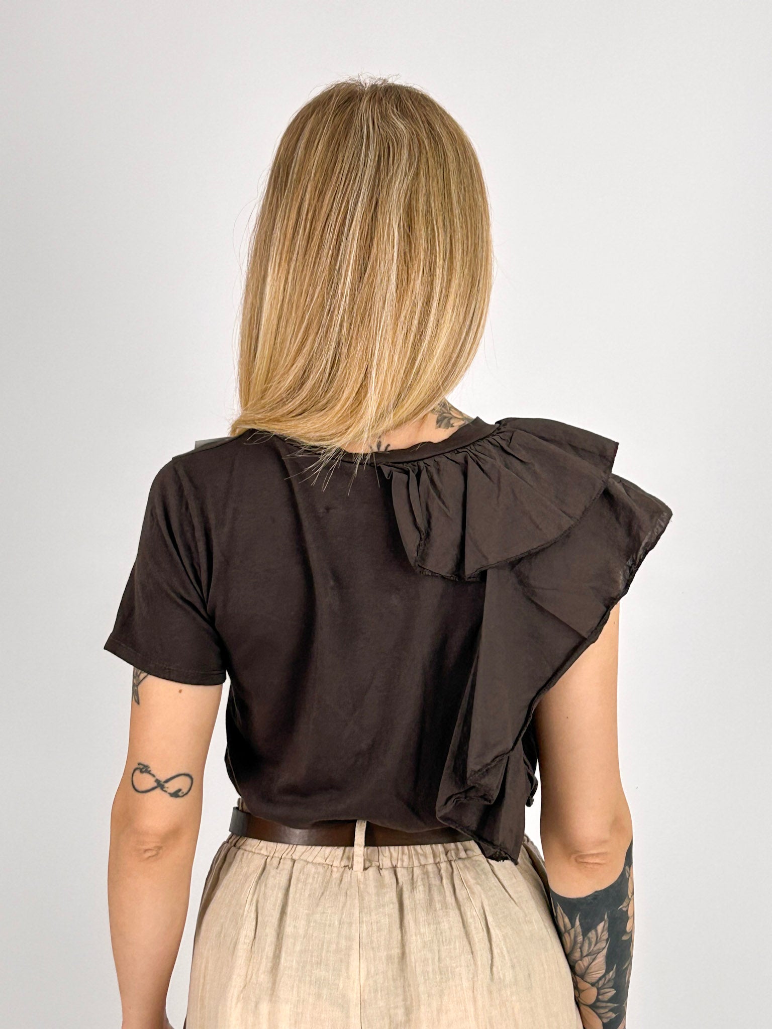 T-shirt donna marrone con dettaglio volant laterale - vista retro