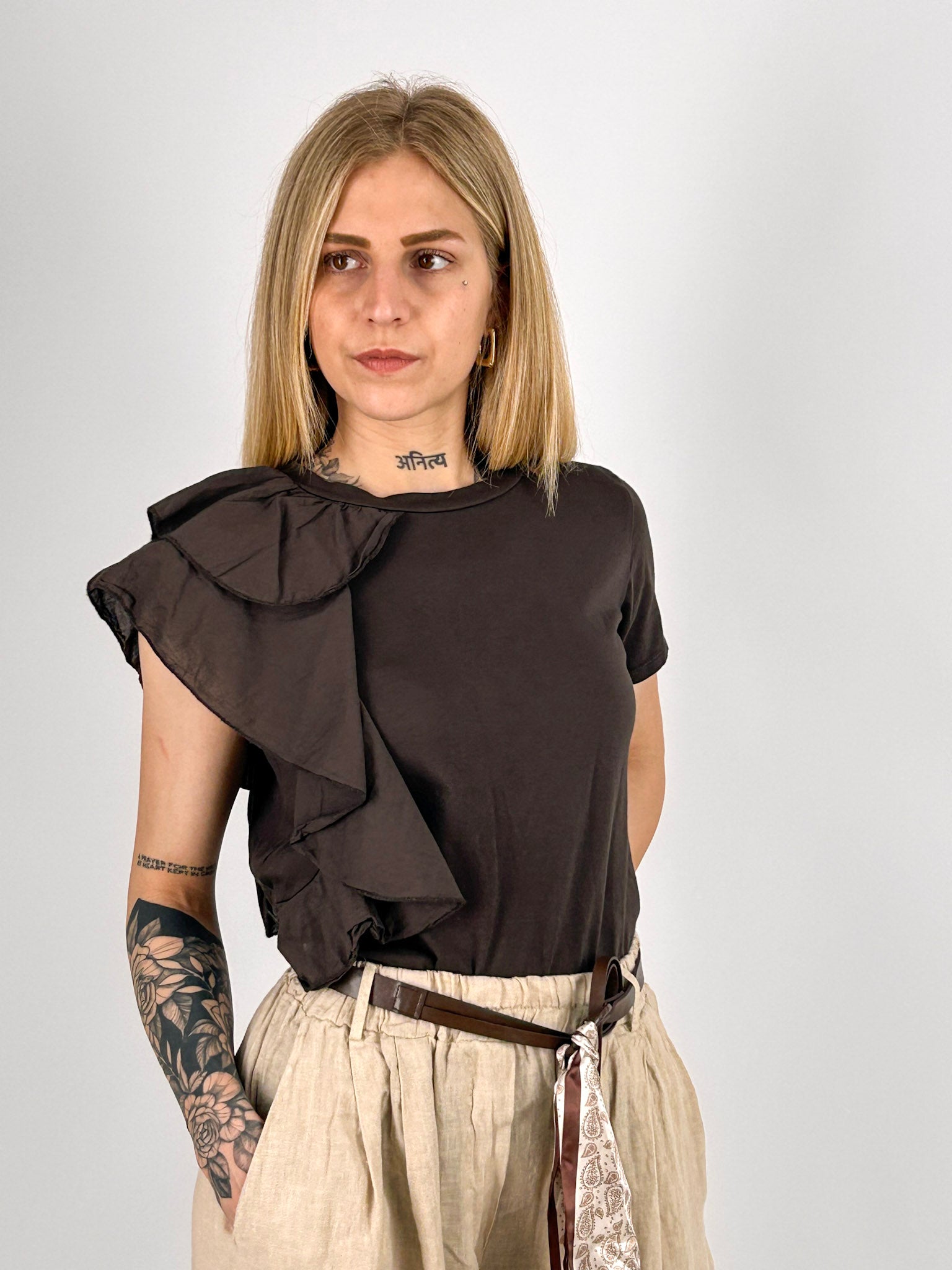 T-shirt donna marrone con dettaglio volant laterale - portata dentro
