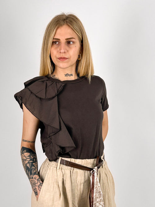 T-shirt donna marrone con dettaglio volant laterale - portata dentro