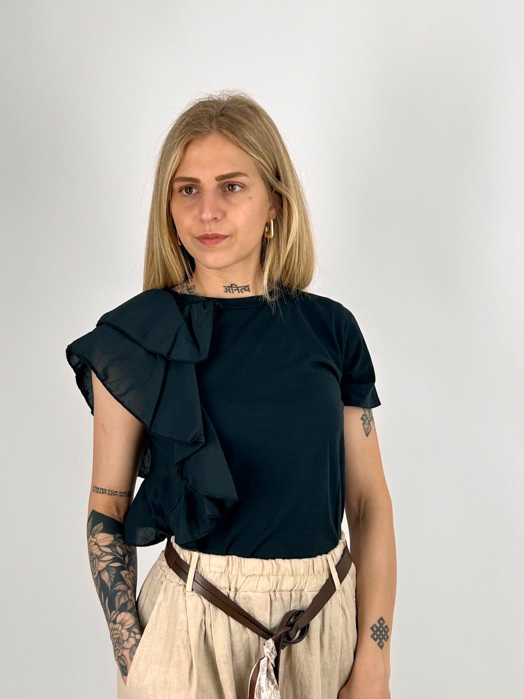 T-shirt donna nero con dettaglio volant laterale - vista frontale