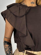 T-shirt donna marrone con dettaglio volant laterale - vista dettaglio