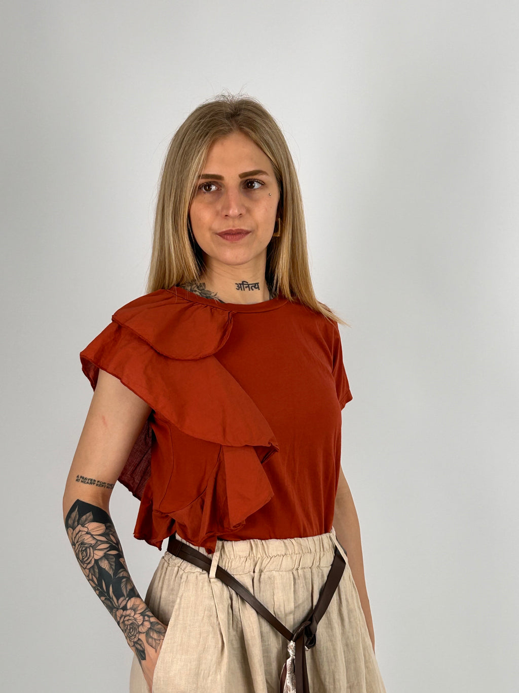 T-shirt donna ocra con dettaglio volant laterale
