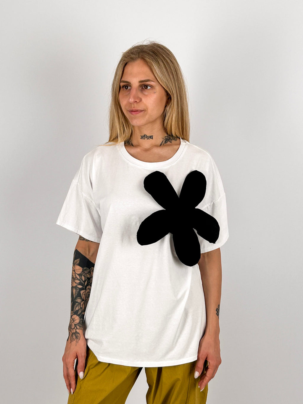 T-shirt donna bianca in cotone nero con grande applicazione floreale nera sul davanti - vista frontale