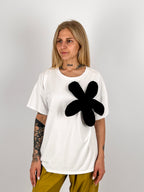 T-shirt donna bianca in cotone nero con grande applicazione floreale nera sul davanti - vista frontale
