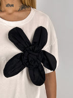 T-shirt donna bianca in cotone nero con grande applicazione floreale nera sul davanti - vista dettaglio