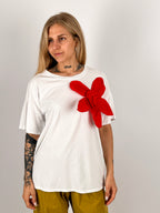 T-shirt donna bianca in cotone rosso con grande applicazione floreale nera sul davanti - vista frontale