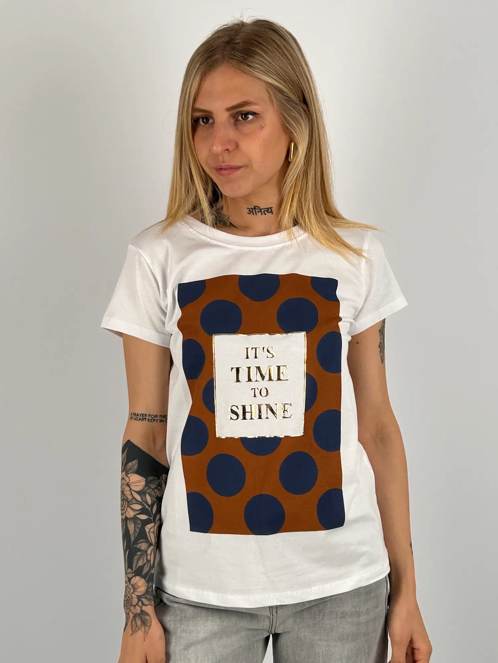 T-shirt donna bianca con stampa grafica a pois blu e scritta It’s Time To Shine stile casual moderno