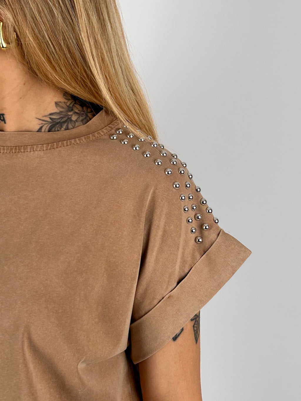 T-shirt donna con micro borchie decorative sulle spalle e vestibilità morbida stile casual chic. vista dettaglio beige