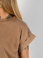 T-shirt donna con micro borchie decorative sulle spalle e vestibilità morbida stile casual chic. vista dettaglio beige