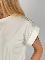 T-shirt donna con micro borchie decorative sulle spalle e vestibilità morbida stile casual chic. vista dettaglio bianco