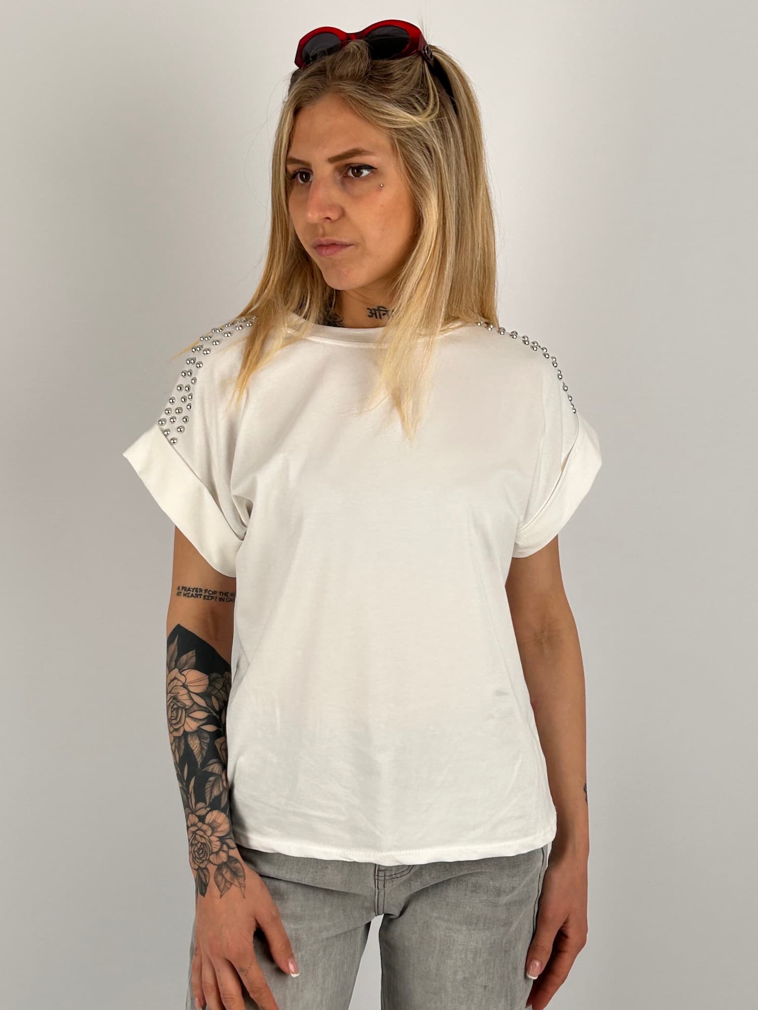 T-shirt donna con micro borchie decorative sulle spalle e vestibilità morbida stile casual chic. vista rontale bianco