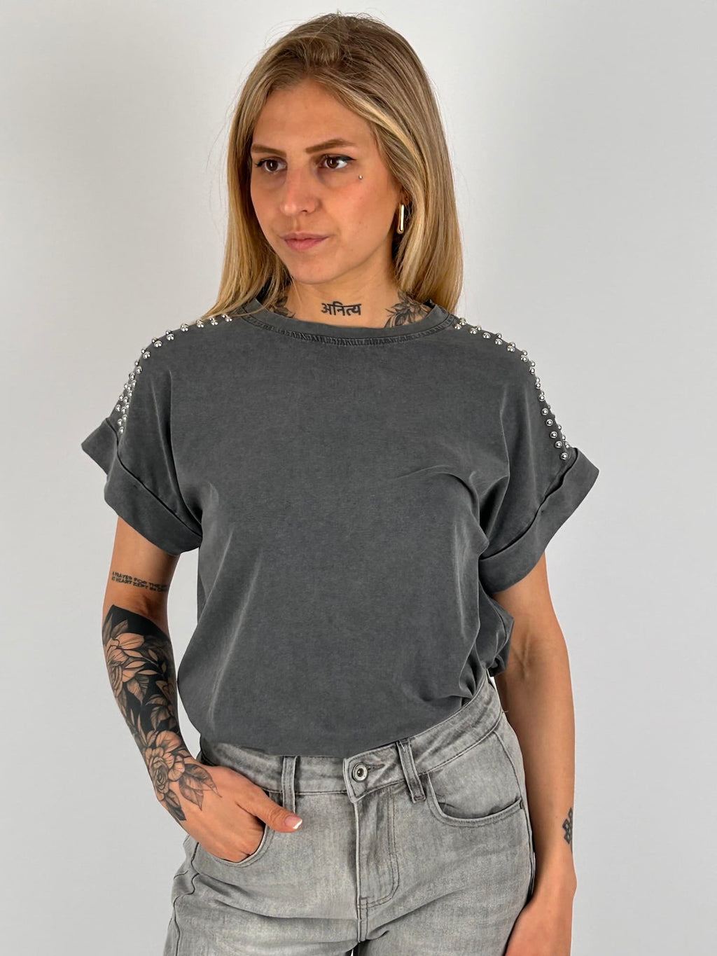 T-shirt donna con micro borchie decorative sulle spalle e vestibilità morbida stile casual chic. vista frontale grigio