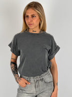 T-shirt donna con micro borchie decorative sulle spalle e vestibilità morbida stile casual chic. vista frontale grigio