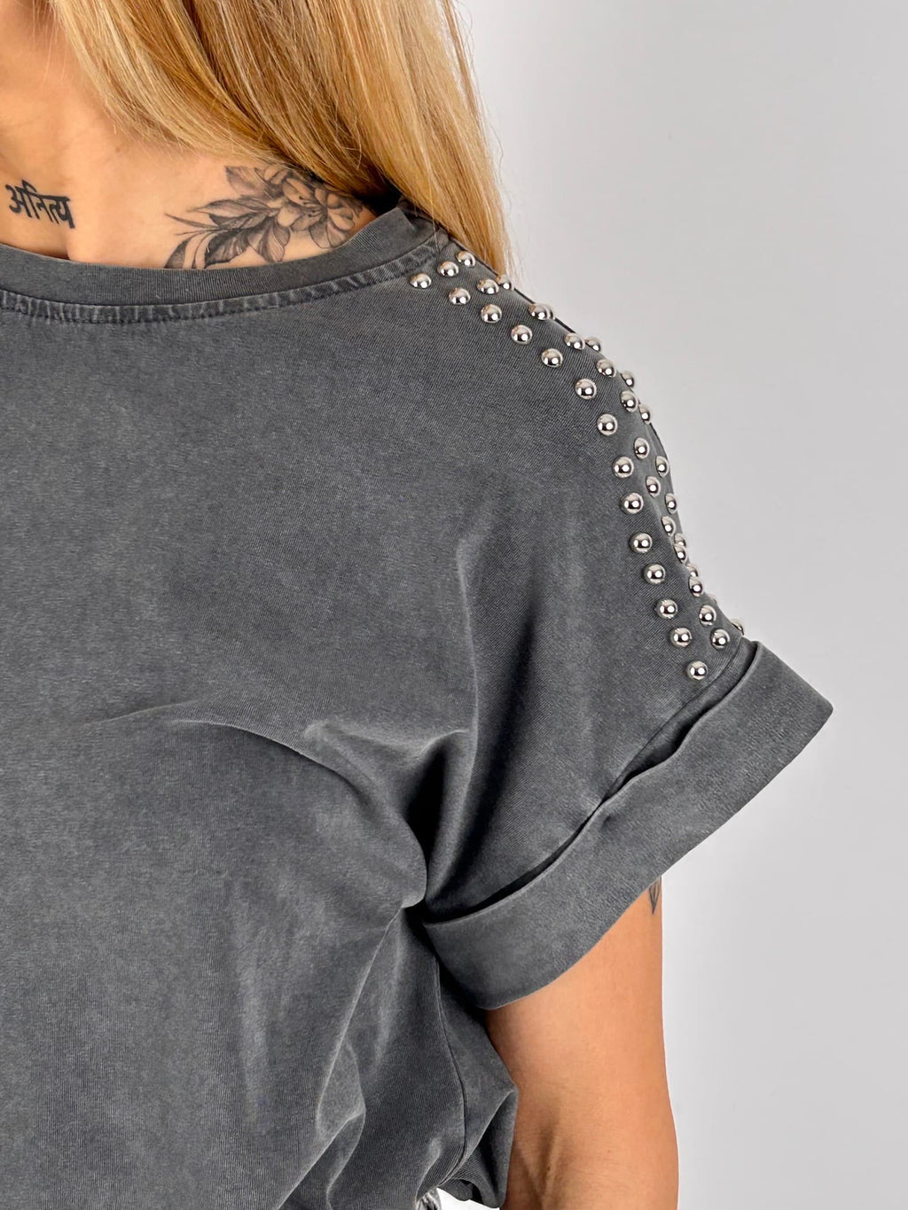 T-shirt donna con micro borchie decorative sulle spalle e vestibilità morbida stile casual chic. vista dettaglio grigio