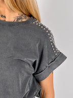 T-shirt donna con micro borchie decorative sulle spalle e vestibilità morbida stile casual chic. vista dettaglio grigio