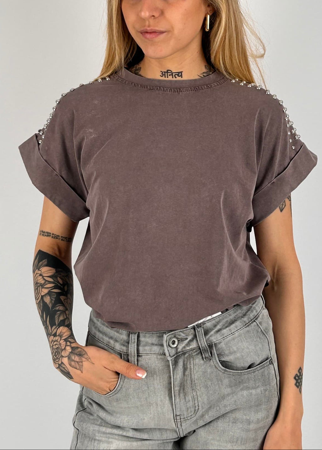 T-shirt donna con micro borchie decorative sulle spalle e vestibilità morbida stile casual chic. vista frontale marrone stone