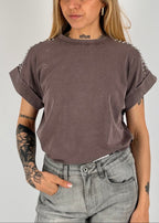 T-shirt donna con micro borchie decorative sulle spalle e vestibilità morbida stile casual chic. vista frontale marrone stone
