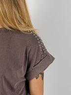 T-shirt donna con micro borchie decorative sulle spalle e vestibilità morbida stile casual chic. vista dettaglio marrone stone