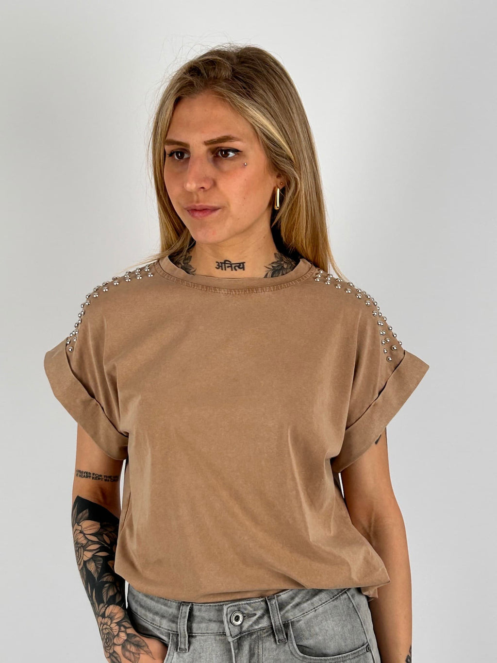 T-shirt donna con micro borchie decorative sulle spalle e vestibilità morbida stile casual chic. vista frontale beige