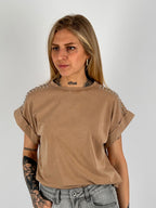 T-shirt donna con micro borchie decorative sulle spalle e vestibilità morbida stile casual chic. vista frontale beige