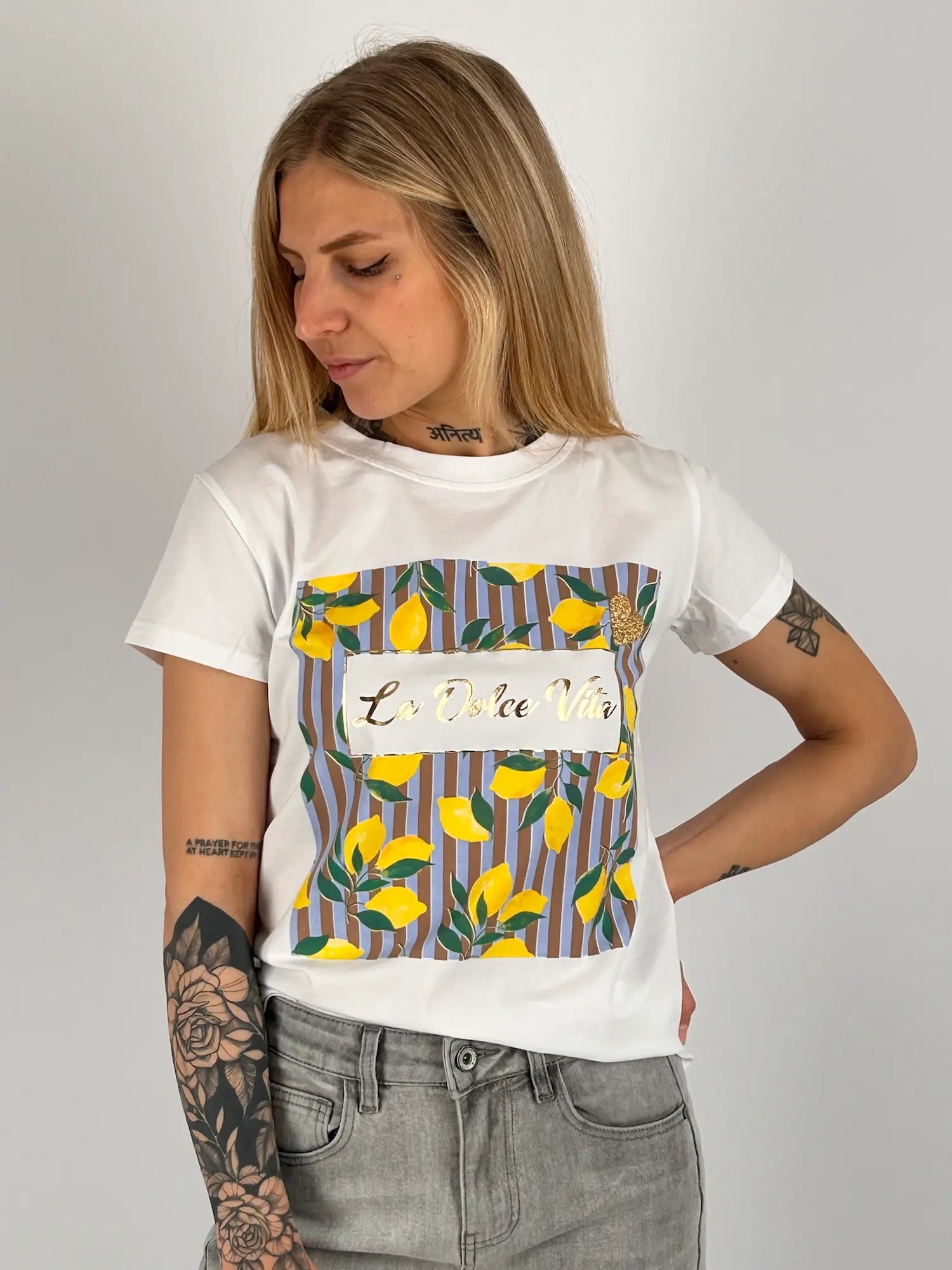 T-shirt donna bianca con stampa limoni colorati e scritta La Dolce Vita stile estivo casual. vista frontale