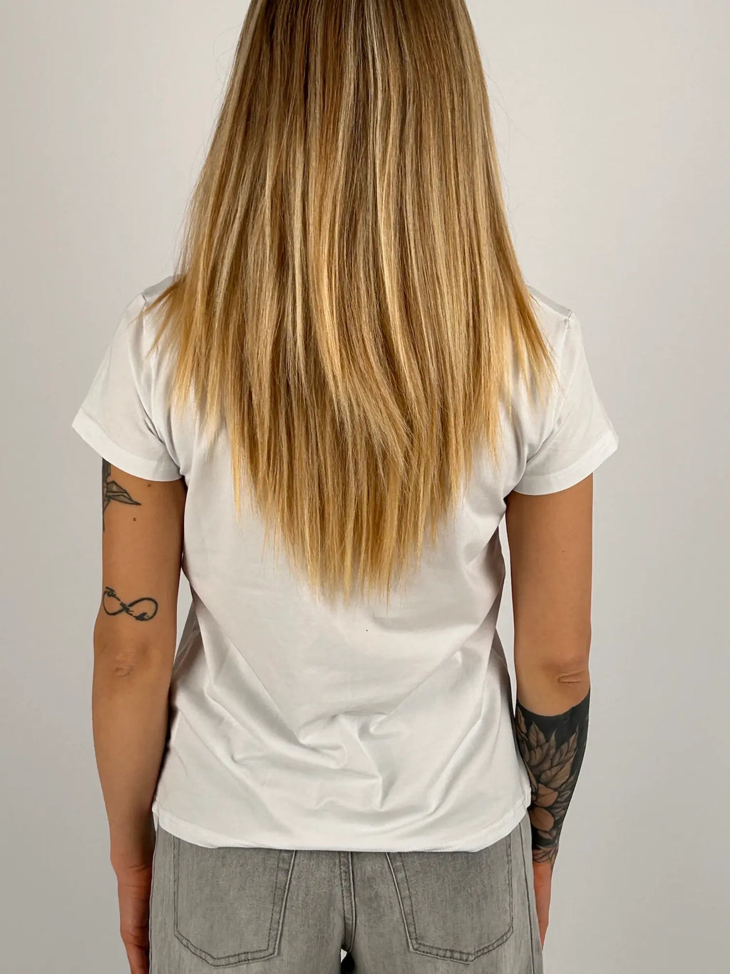 T-shirt donna bianca con stampa limoni colorati e scritta La Dolce Vita stile estivo casual. vista retro
