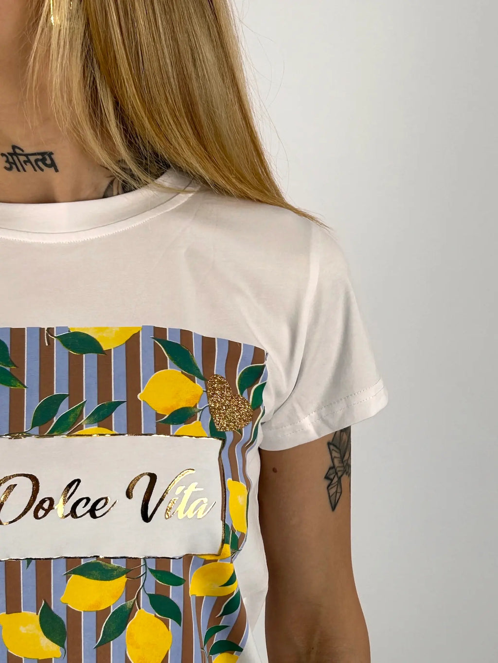 T-shirt donna bianca con stampa limoni colorati e scritta La Dolce Vita stile estivo casual. vista dettaglio