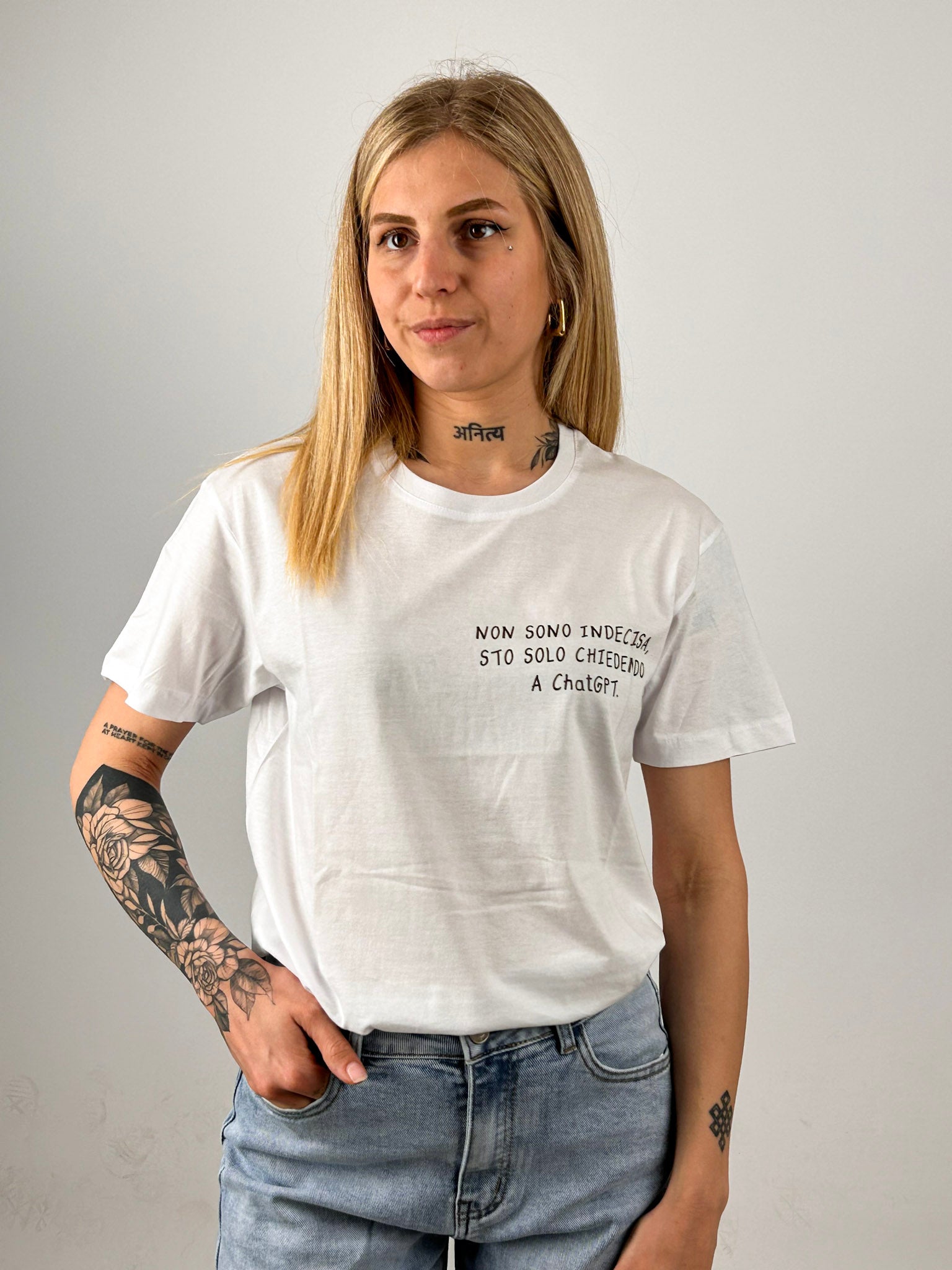 T-shirt hangard lab " non sono indecisa sto solo chiedendo a ChatGpt". portata dentro