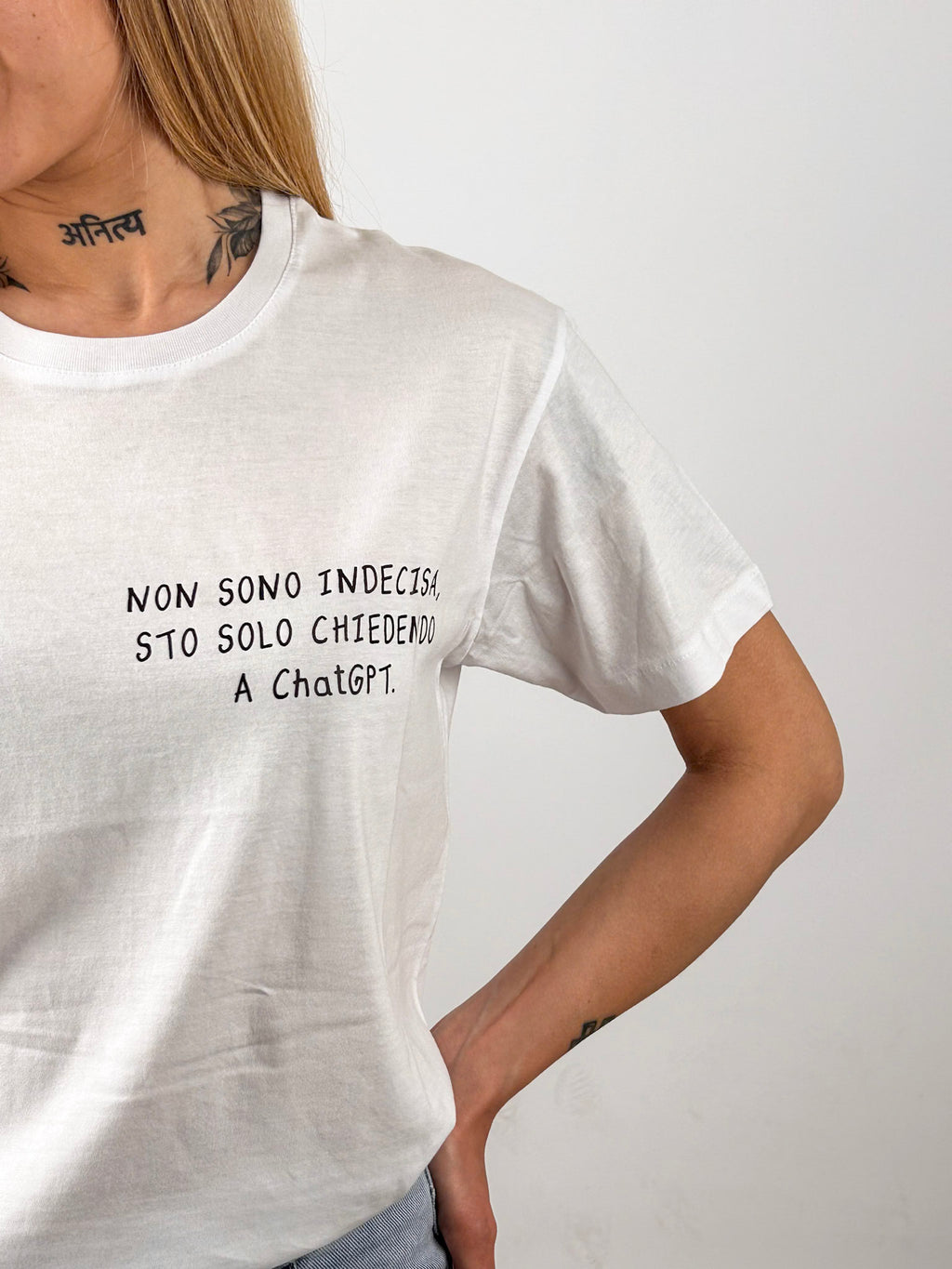 T-shirt hangard lab " non sono indecisa sto solo chiedendo a ChatGpt". vista dettaglio