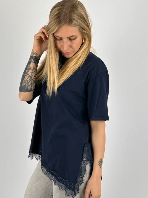 T-shirt donna blu over con dettaglio in pizzo sul fondo indossata con jeans. vista frontale 