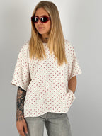 T-shirt donna con fantasia micro pois e vestibilità morbida stile casual moderno. vista frontale