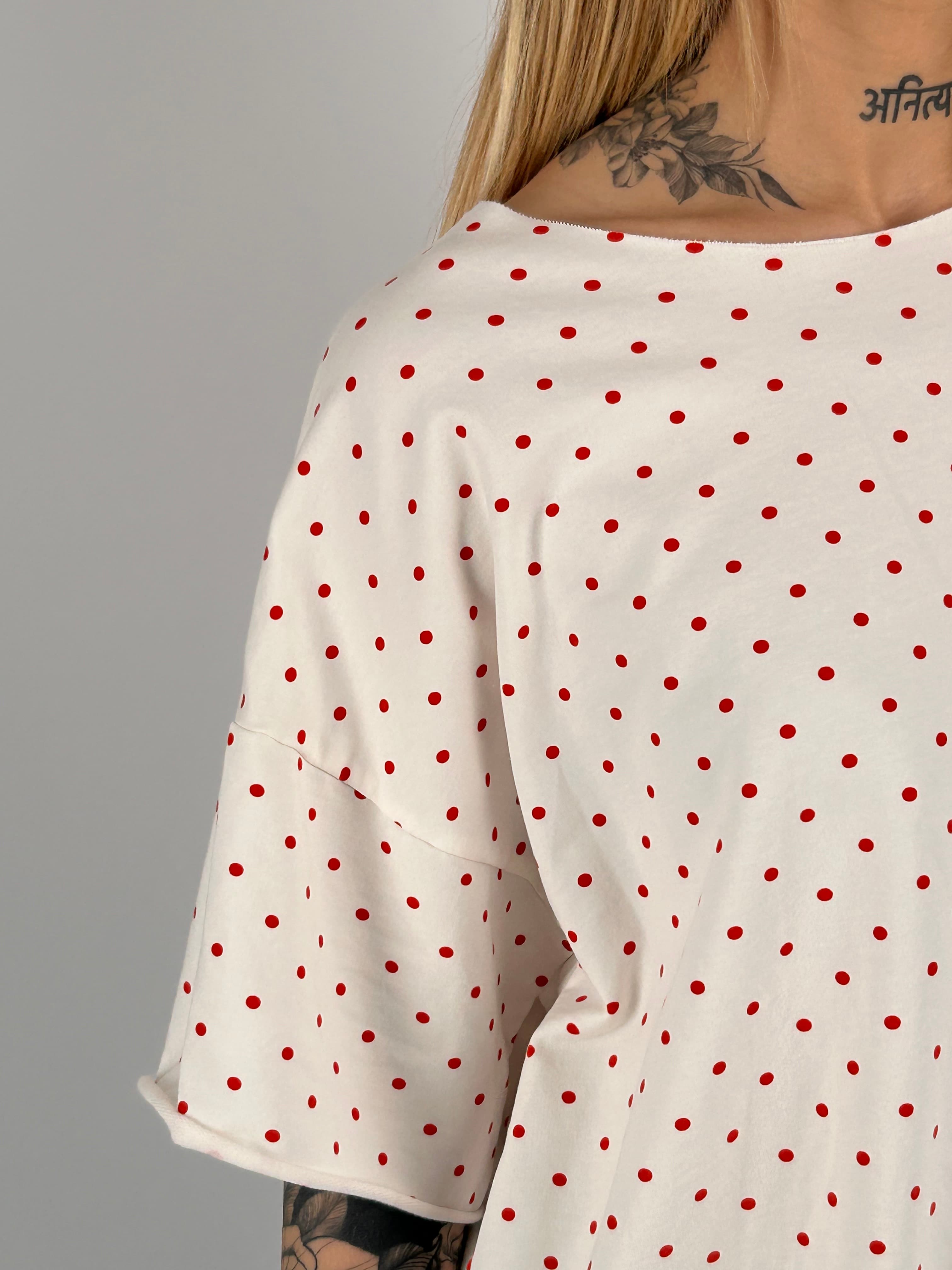 T-shirt donna con fantasia micro pois e vestibilità morbida stile casual moderno. vista dettaglio
