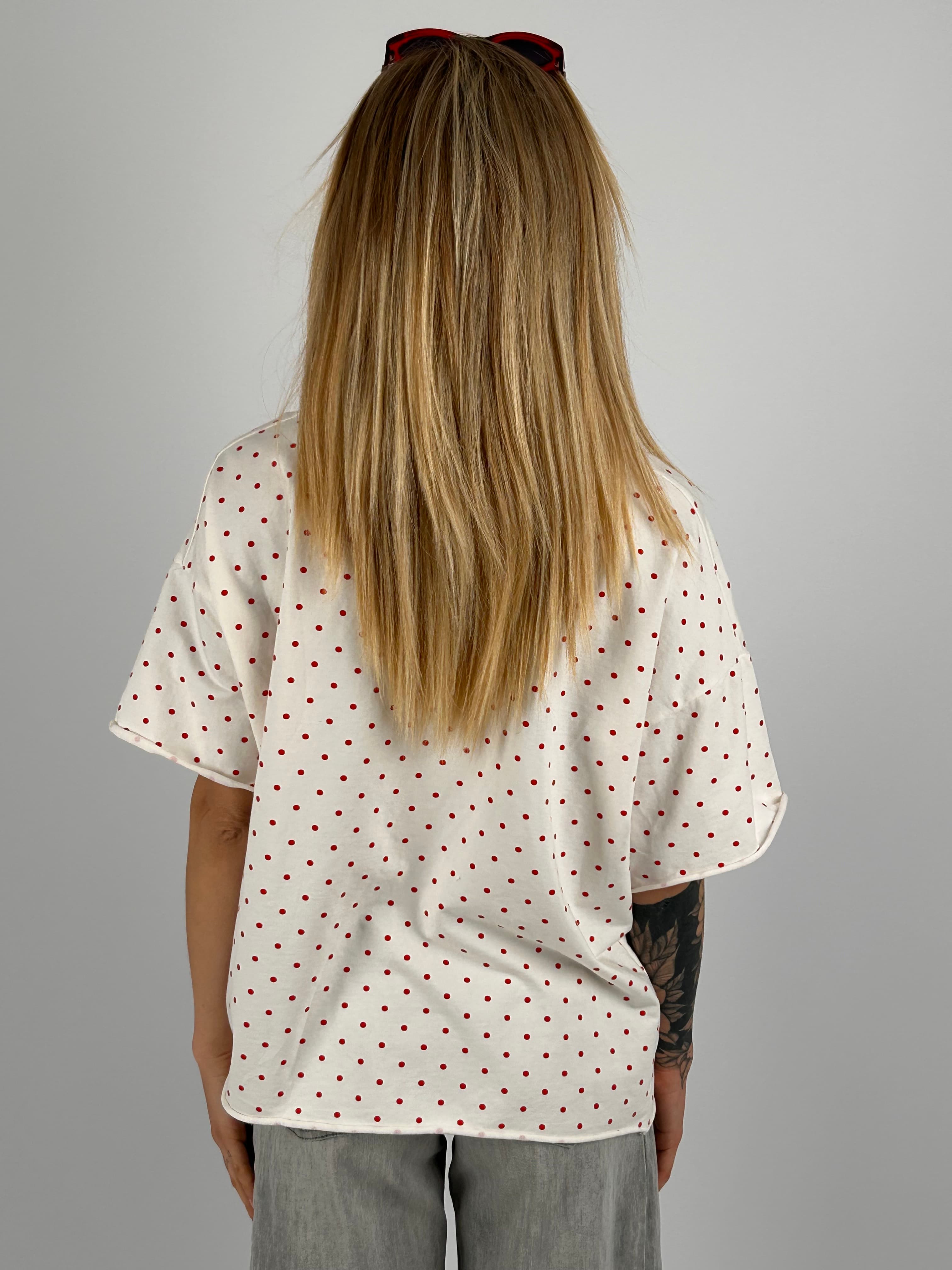 T-shirt donna con fantasia micro pois e vestibilità morbida stile casual moderno. vista retro