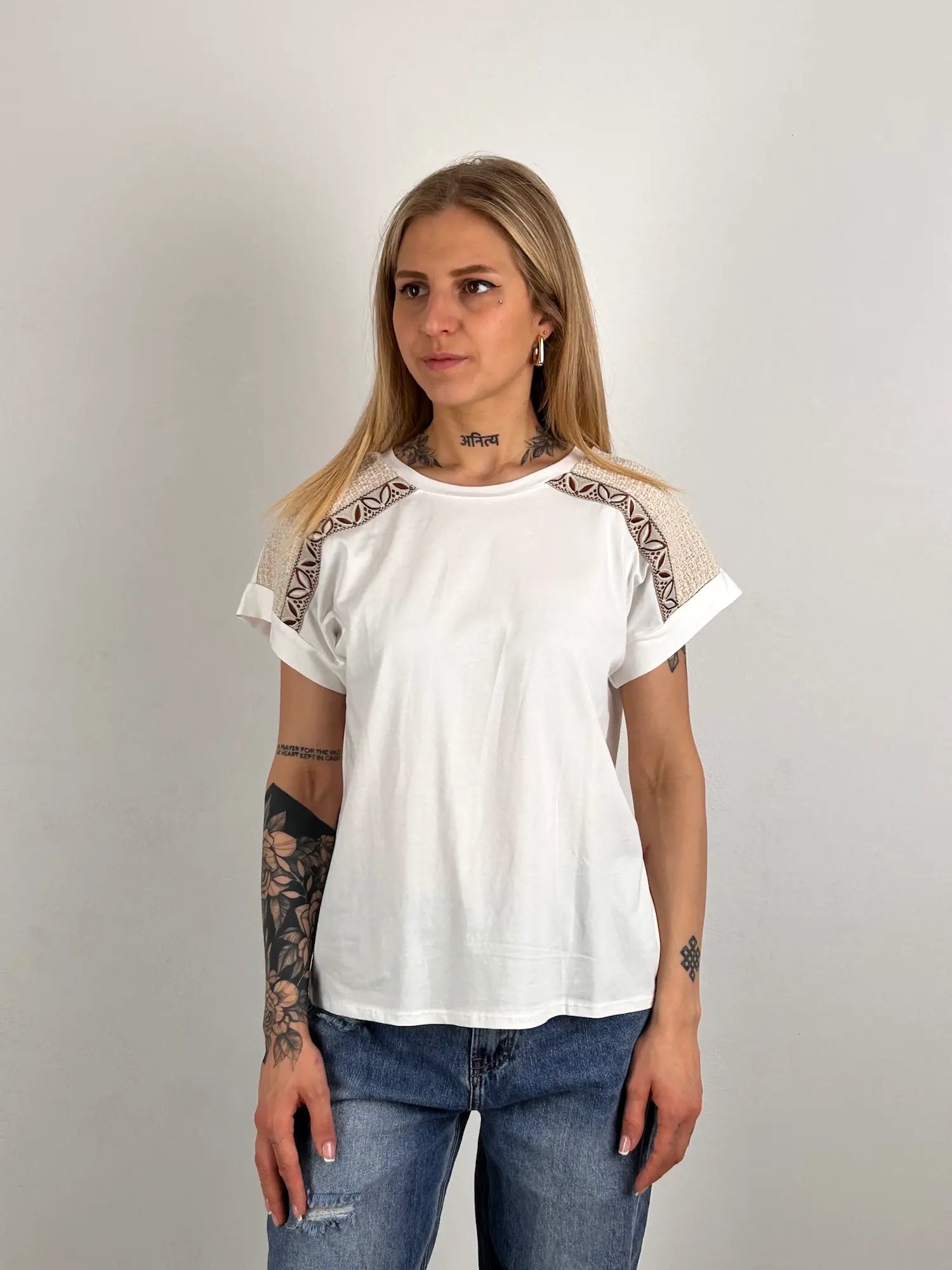 T-shirt con ricamo chic – maglia donna con dettaglio ricamato, stile elegante casual. vista frontale

